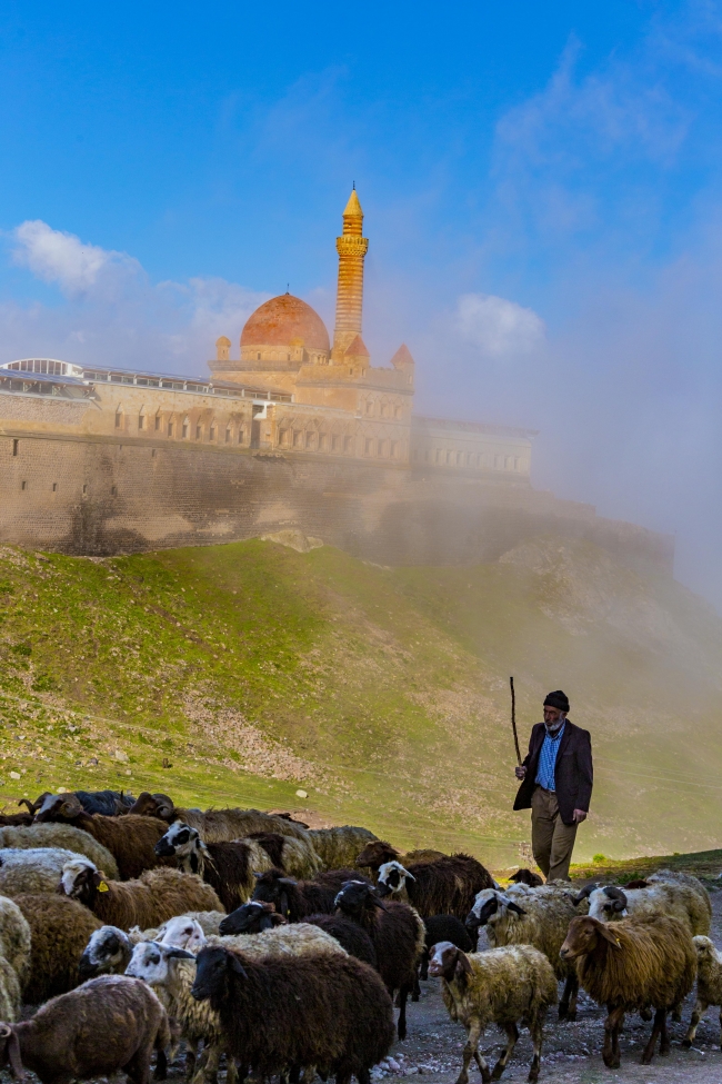 Osmanlı mimarisinin seçkin örneklerinden İshak Paşa Sarayı sisler içinde